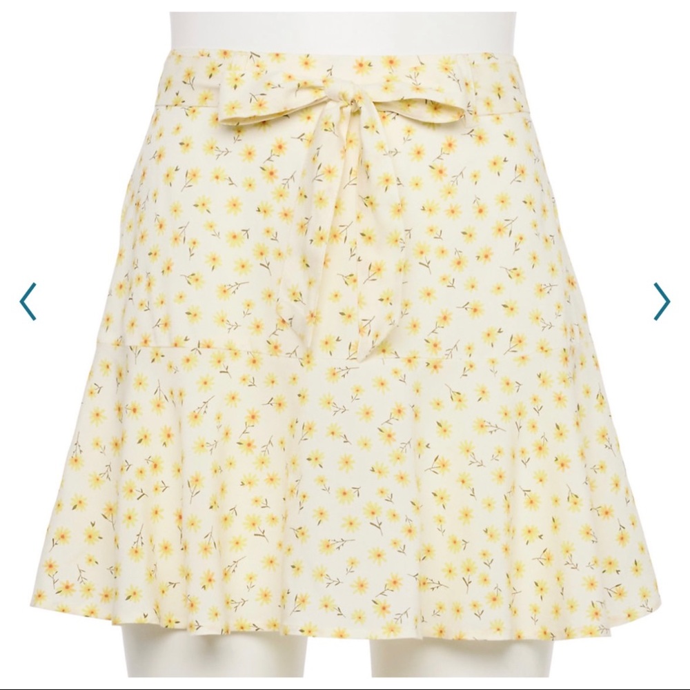 NWT SO Flounce Mini Skirt White Floral Juniors Size XXL